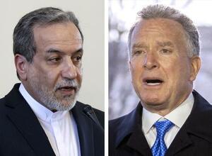 イランのアラグチ外相(左)と米国のウィットコフ中東担当特使(AP=共同)