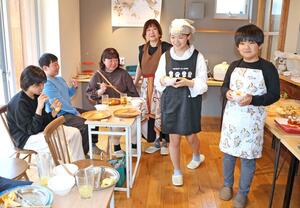 「旅するごはん家」のパーティーで接客などを担う子どもたち。中央後方は山本千佳子さん＝長岡市中島５