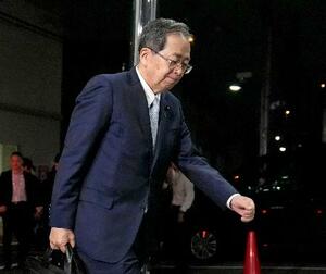 改めて開かれる公明党の中央幹事会へ出席するため、党本部に入る斉藤代表=9日夜、東京都新宿区