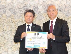 明治安田生命から長岡市への寄付金の贈呈式=アオーレ長岡