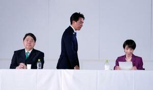 名古屋市で行われた自民党総裁選の演説会に臨む(左から)林官房長官、小泉農相、高市前経済安保相=26日