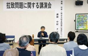講演で拉致問題について思いを語る中村クニさん＝新発田市豊町１