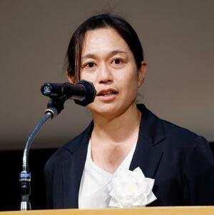 北九州市で開かれた飲酒運転撲滅の県民大会で話す大上かおりさん=25日午後