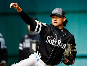 　ブルペンで投球練習するソフトバンク・徐若熙＝宮崎