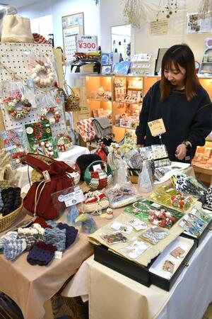 新潟県内外のハンドメイド雑貨が並ぶ「アトリエ糸工房」。レンタルミシンもあり、洋服の直しも行う=長岡市東坂之上町2