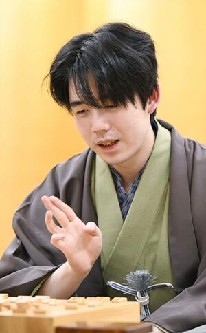将棋の第51期棋王戦コナミグループ杯5番勝負第2局で、増田康宏八段に勝利した藤井聡太棋王=21日午後、金沢市