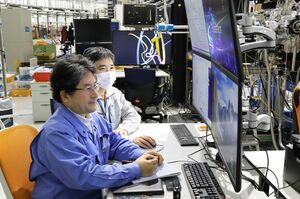 ナノテラスでカーボンブラックの品質を測定した旭カーボンの開発者ら=8月2日、仙台市青葉区