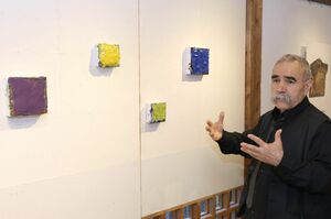 モノクロームシリーズの作品の前で語るマドハット・カケイさん=新潟市中央区の新潟絵屋