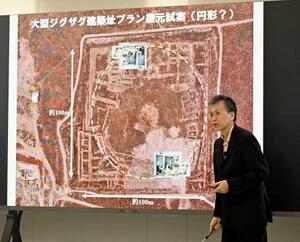 トルコのキュルテペ遺跡で発見された建物跡について説明するノートルダム清心女子大の紺谷亮一教授=24日、岡山市北区