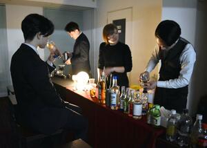 業務終了後に社員が運営するバー。気軽なコミュニケーションが好評だ=長岡市城内町3