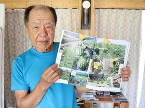 八色西瓜の歴史などをまとめた本を紹介する小田島昇吉さん=南魚沼市雷土新田
