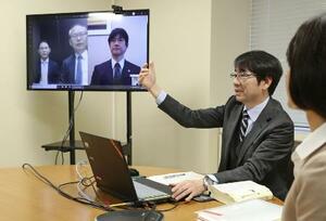 民事訴訟手続きの「ウェブ会議」のデモンストレーション=2020年、東京地裁