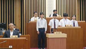 高校生が議員役を務め、島の課題について考えた高校生議会=佐渡市千種