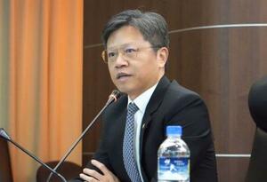 　記者会見でタイ人少女の人身取引事件について説明する台湾の警察幹部＝１４日、台北（共同）