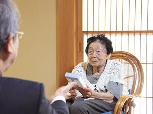 花角英世知事から記念品を贈られた佐藤アイさん=9月16日、村上市