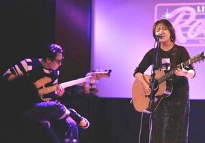 ライブで歌うシンガー・ソングライターの千央さん(右)とベーシストのMitsuさん=新潟市中央区東大通1(千央さん提供)
