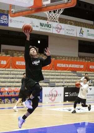 湘南戦に向けて調整する上江田勇樹=アオーレ長岡