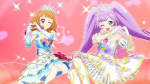映画「アイカツ!×プリパラ THE MOVIE 出会いのキセキ!」より。あかり(左)とらぁらのステージ((C)Aikatsu, Pripara 10th Project)