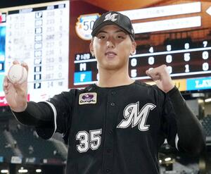 プロ初勝利を挙げ、ウイニングボールを手にポーズをとるロッテ・田中晴=エスコンフィールド