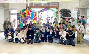 三条市の須藤凧屋から、国立妙高青少年自然の家に贈られた六角巻凧=妙高市関山(須藤謙一さん提供)