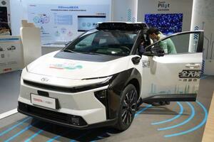　「中国国際輸入博覧会」のトヨタのブースで展示された、中国の小馬智行（ポニー・エーアイ）と共同開発したロボタクシー＝２０２５年１１月、中国上海市（共同）