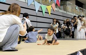 親子で参加するはいはいレースなどが行われた「青空ママフェス」=長岡市大手通1