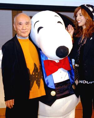 漫画「ピーナッツ」翻訳40年で、スヌーピーから感謝状を受けた谷川俊太郎さん(左)=2007年、東京都内のホテル
