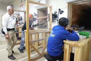 県猟友会の研修会で技術向上を図るハンターら=新潟市西蒲区