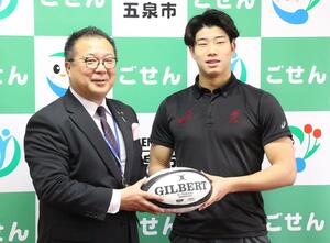 田辺正幸五泉市長を表敬訪問したラグビー男子日本代表の矢崎由高選手(右)=五泉市役所