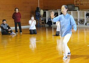 
約２０年ぶりに太極拳同好会メンバーと一緒に活動した元留学生の孫宇梅さん＝五泉市愛宕甲
