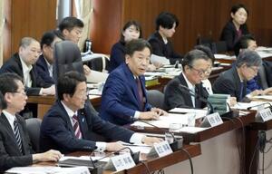 　衆院憲法審査会の枝野幸男会長（当時・前列左から３人目）＝２０２５年６月