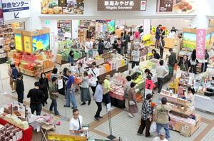土産を買う客でにぎわった新潟ふるさと村＝６日、新潟市西区