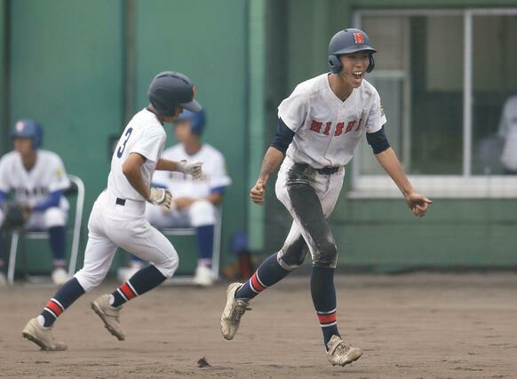 新発田南－新潟西　３回新潟西１死満塁、生還した菖蒲谷和真（右）と関根大佑（左）＝９月６日、新発田市五十公野公園野球場