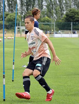 Ｊ１アルビレックス新潟の練習に初めて参加したＭＦ島村拓弥＝７月１５日午前、聖籠町東港５の新潟聖籠スポーツセンターアルビレッジ