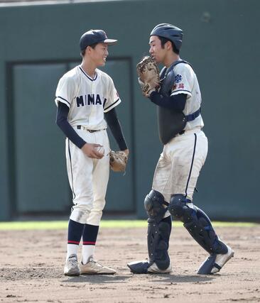糸魚川－新潟南　９回、新潟南のピンチで投手池田隆之丞（左）に声をかける捕手内藤幹太＝三条市パールスタ