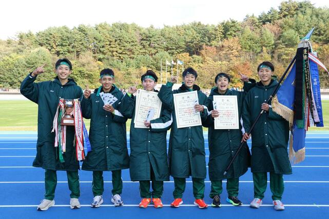 優勝した小千谷の選手たち＝７日、新発田市五十公野公園