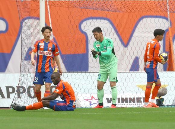 新潟-FC東京 前半、先制を許した新潟=ビッグスワン