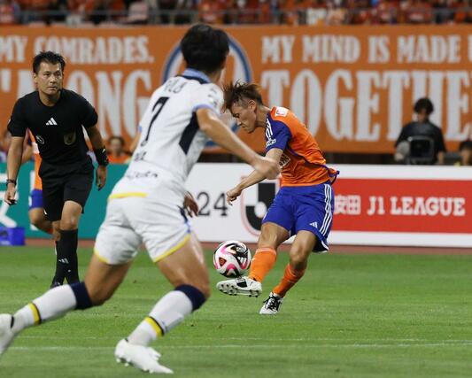 新潟－磐田　前半２７分、ＭＦ秋山裕紀がミドルシュートを決めて２－０＝ビッグスワン（写真映像部・佐藤将志）