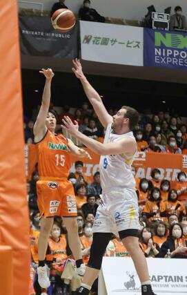 新潟-香川 第2クオーター、終了間際にコーナーからシュートを狙う濱田貴流馬=14日、アオーレ長岡