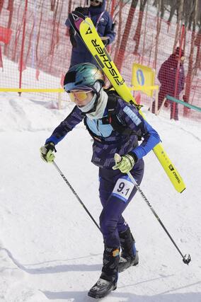 混合リレーで板を担いで駆け出す田中友理恵＝ヤブリ（共同）