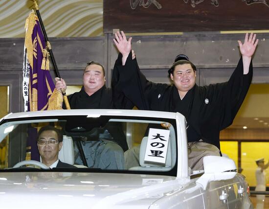 優勝パレードで手を振る大の里。左は白熊＝両国国技館