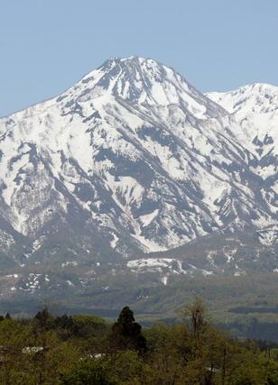 妙高山に現れた雪形「跳ね馬」８日、妙高市