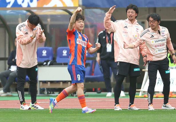 サッカーＪ１　新潟－京都　前半、矢村健（９）がＰＫを決め新潟が先制する。喜ぶ矢村＝デンカビッグスワン