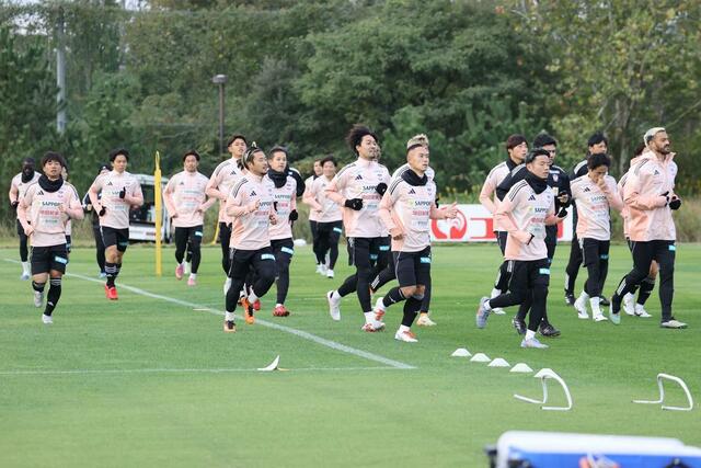 来季のJ2降格決定後、初となる全体練習を行う=聖籠町