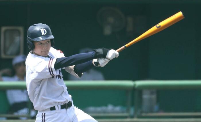 新潟第一－六日町　２回新潟第一、２死二塁、鶴田遥土が適時打。１－６＝７月１９日、長岡市の悠久山球場