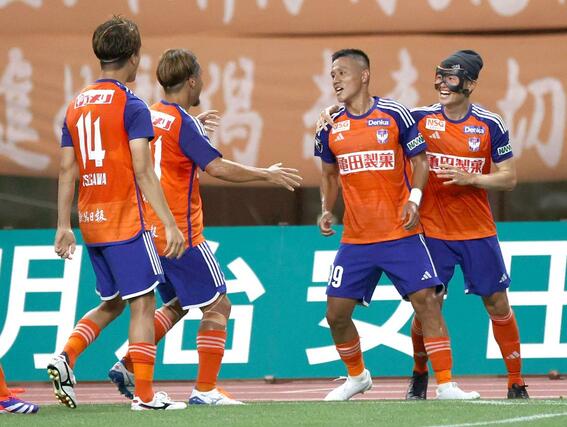 新潟ー京都　前半２５分、ＦＷ小野裕二の先制点を喜ぶ選手たち＝ビッグスワン