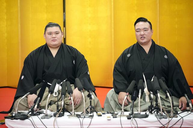 大関昇進の伝達式後、記者会見する大の里。右は二所ノ関親方