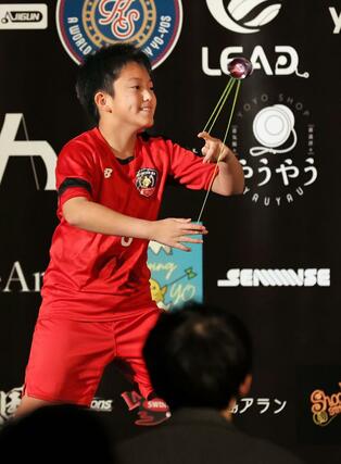 ヨーヨーコンテストで技を披露する出場者＝２０日、長岡市大手通１