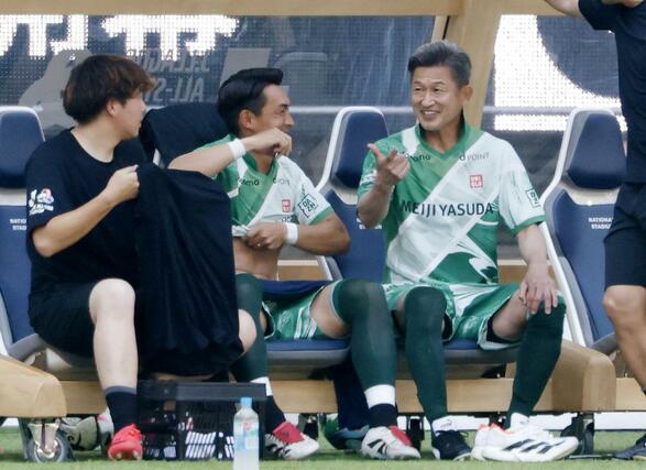 Ｊ２・Ｊ３西Ａとの５、６位決定戦で、交代の準備をするＪ２・Ｊ３東Ｂの槙野監督（中央）と三浦（右）＝ＭＵＦＧ国立