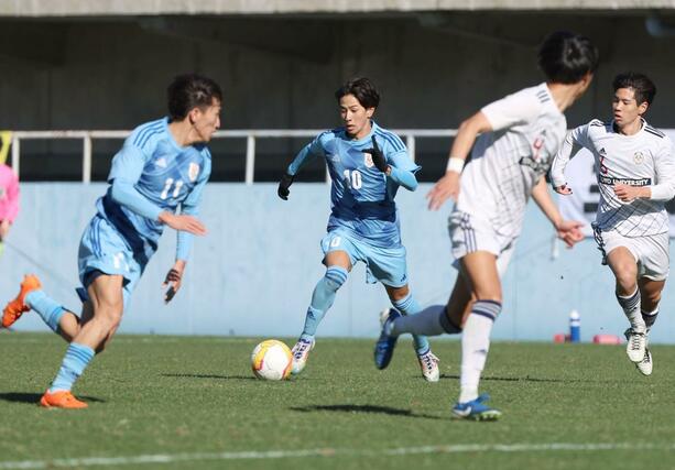 前半、攻め上がるＭＦ松本天夢＝栃木県グリーンスタジアム